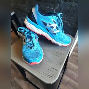 New Balance Woman's low top lace running sneaker.